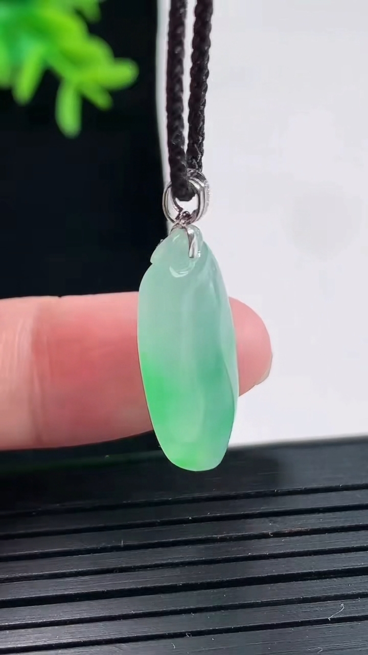 天然A货翡翠福瓜吊坠，尺寸21-12-5重量:2.84g
4月27日