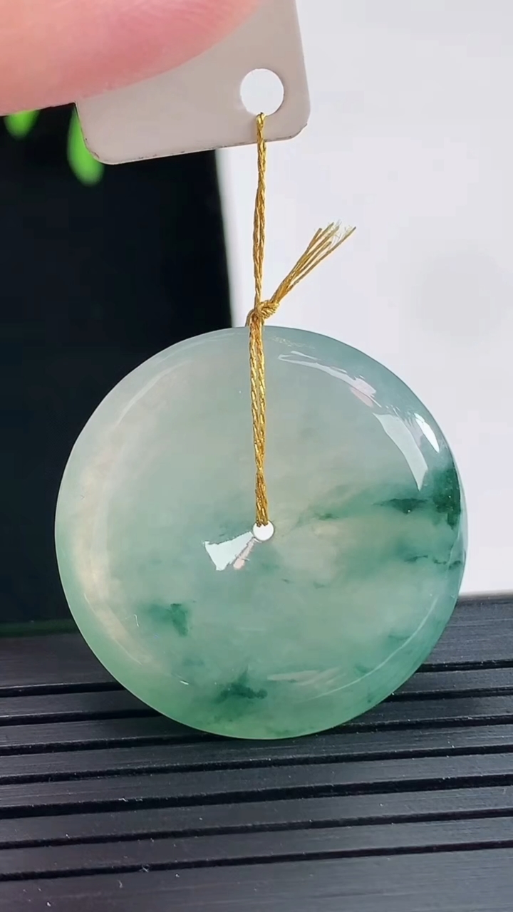 天然A货翡翠冰种飘花平安扣吊坠，尺寸28-5.8重量:9.66g
4月27日