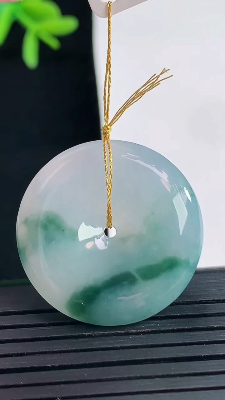 天然A货翡翠飘花平安扣吊坠，尺寸27-5.6重量:9.01g
4月27日