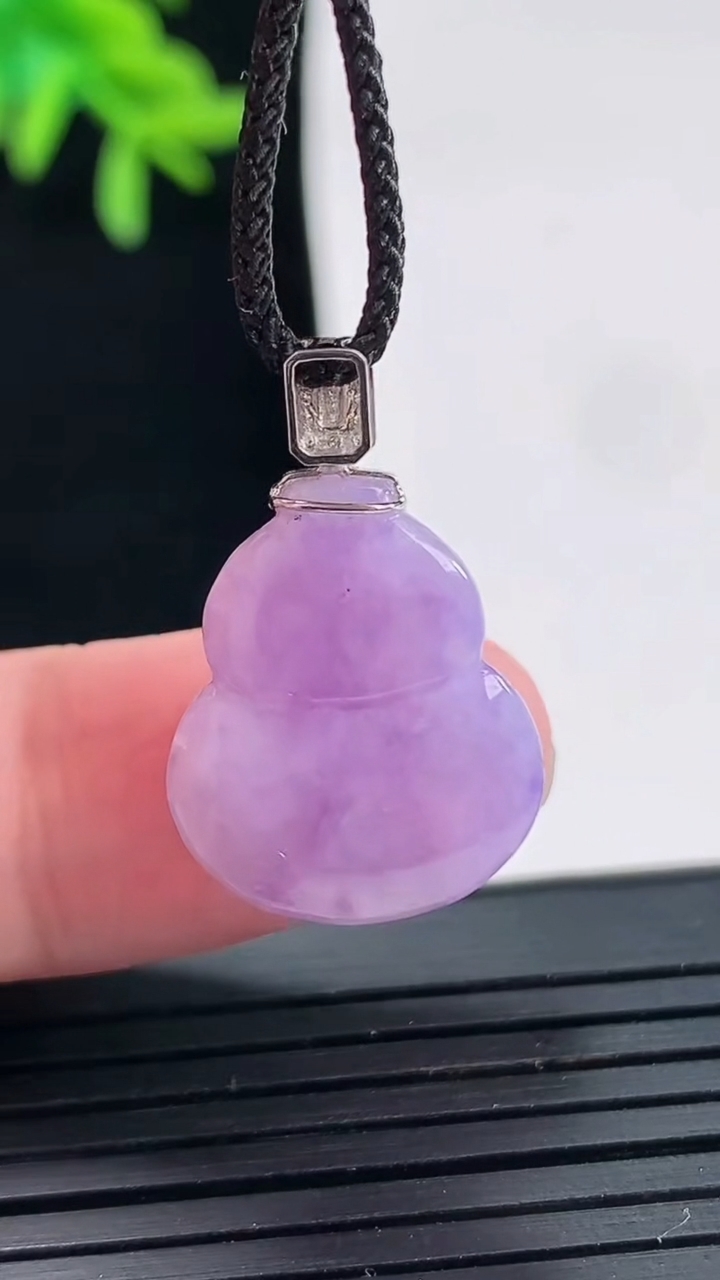 天然A货翡翠18k金紫罗兰葫芦吊坠，尺寸18-15.5-8.8重量:4.07g
4月27日