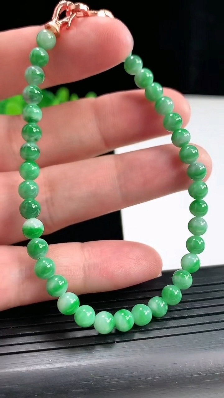 天然A货翡翠圆珠手串，尺寸5-36颗重量:10.48g4月27日
工厂直销收藏佳品,种好水足，色泽均匀，有种有色，上手高大气！