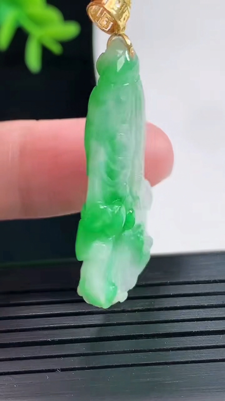 天然A货翡翠白菜吊坠，尺寸38-19-3.8重量:6.40g
4月27日