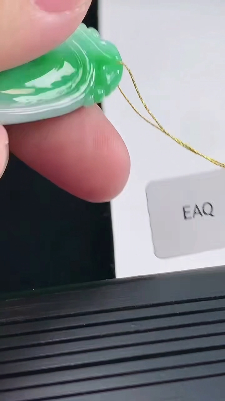 天然A货翡翠如意吊坠，尺寸43-23.5-6重量:13.28g
4月27日