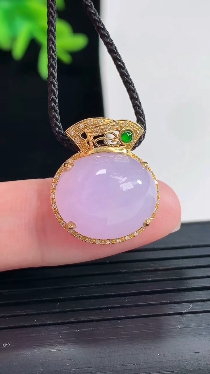 天然A货翡翠18k金紫罗兰蛋面 福袋吊坠，尺寸19-17-9.5，裸石13-15重量:4.31g
4