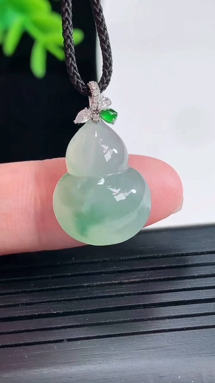 天然A货翡翠种飘花葫芦吊坠，尺寸17.6-15-8重量:3.30g
4月27日