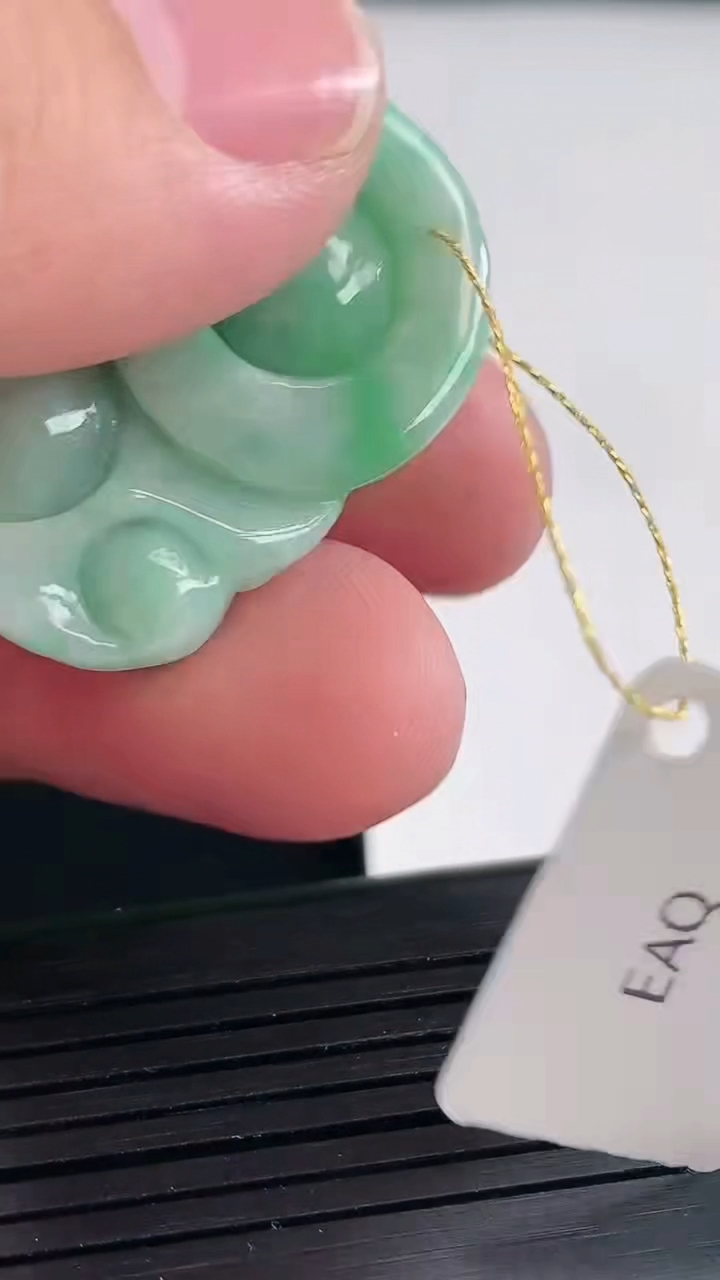 天然A货翡翠佛公吊坠，尺寸34-34.5-10.6重量:20.35g
4月27日