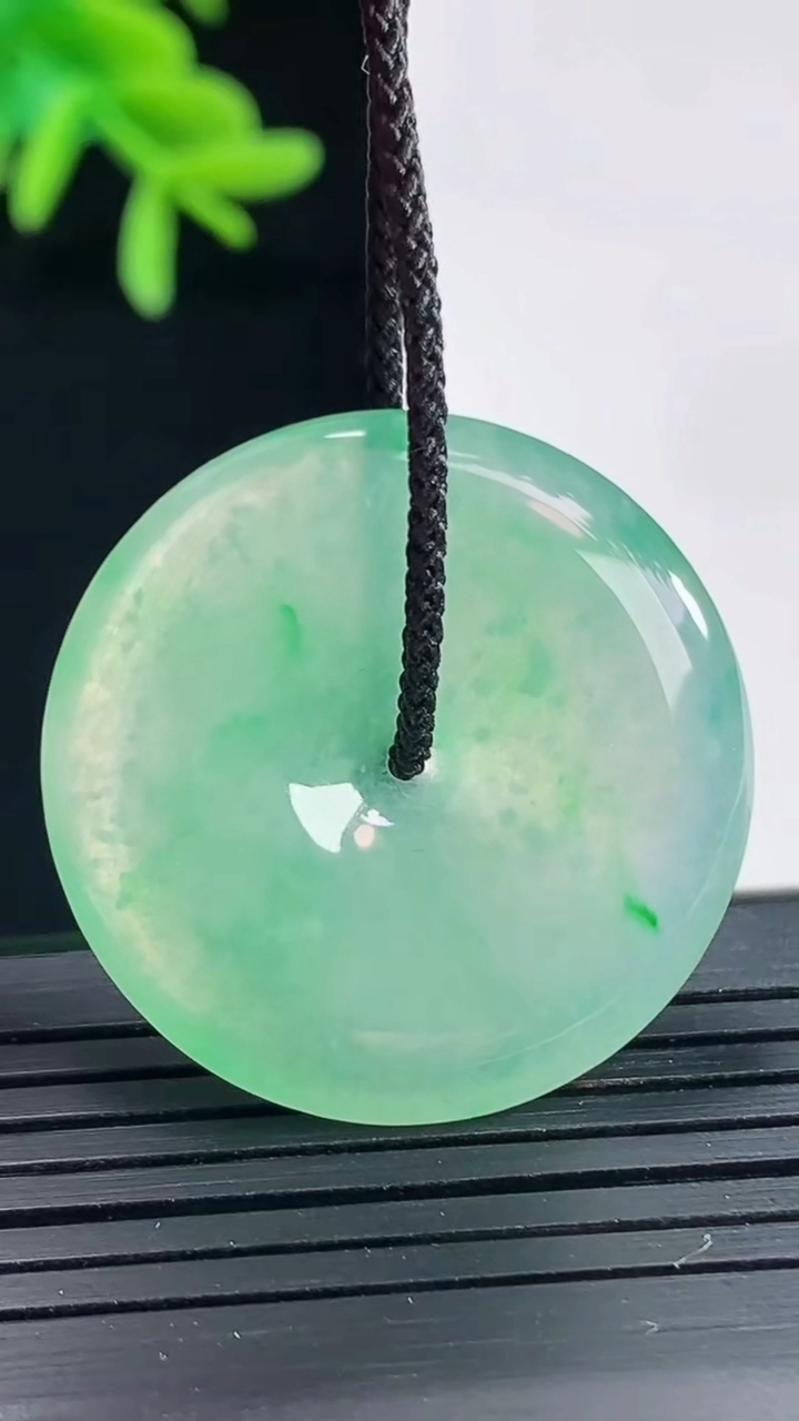 天然A货翡翠种飘飘平安扣吊坠，尺寸38-5重量:9.34g
4月27日