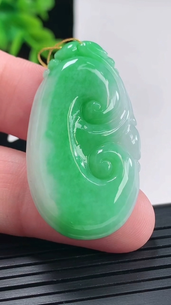 天然A货翡翠如意吊坠，尺寸43-23.5-6重量:13.28g
4月27日