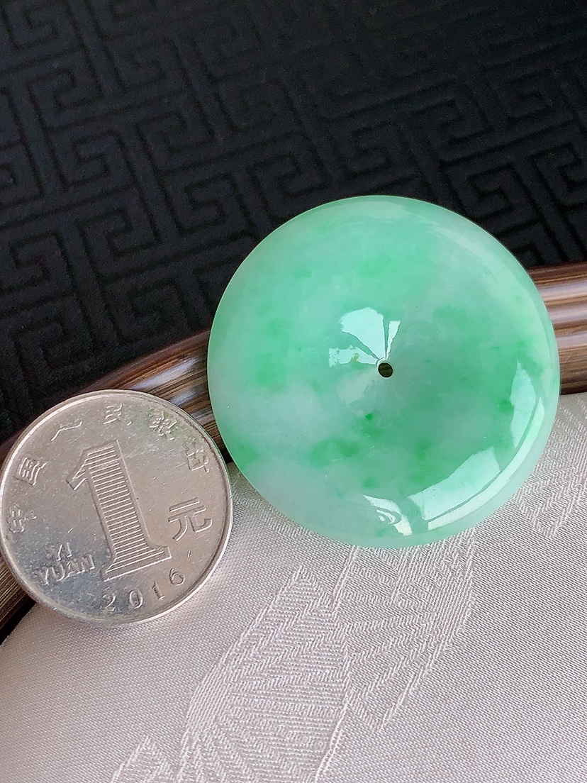 天然A货翡翠飘绿大件平安扣吊坠 
尺寸38.7-6mm 重量19.14g 0426