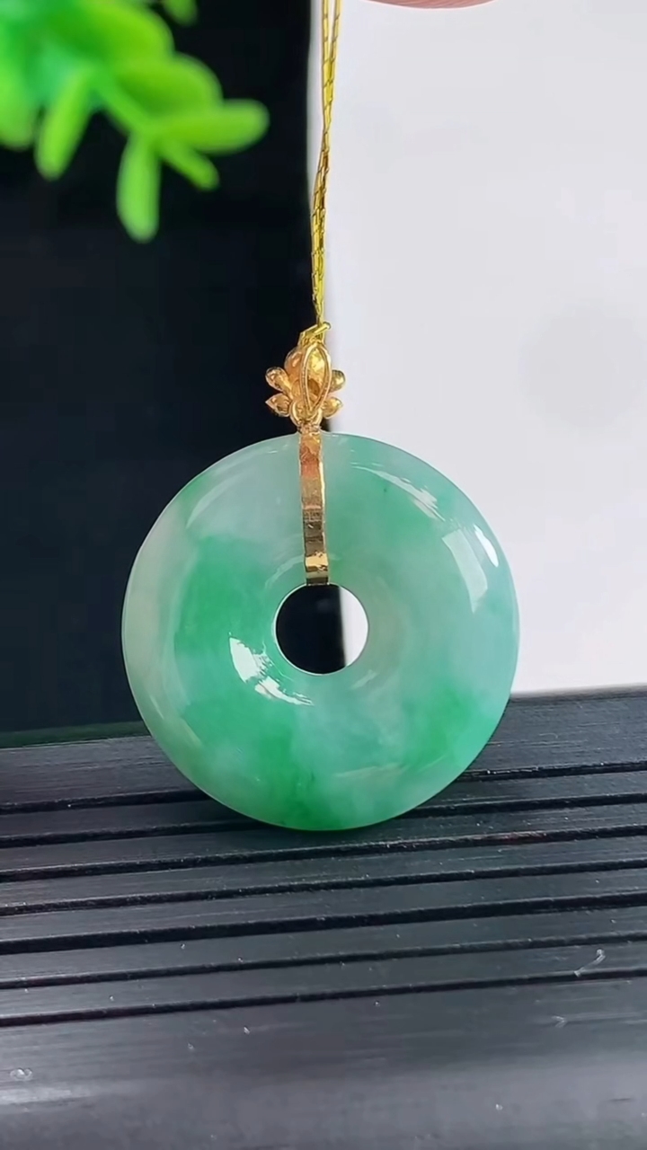 天然A货翡翠平安环吊坠，尺寸22.6-5重量:5.19g
4月27日