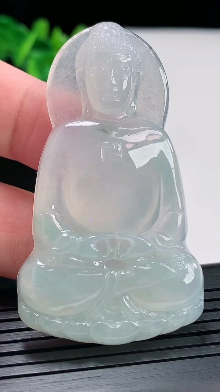 天然A货翡翠大日如来佛吊坠，尺寸60.6-35-5.5重量:21.36g
4月27日