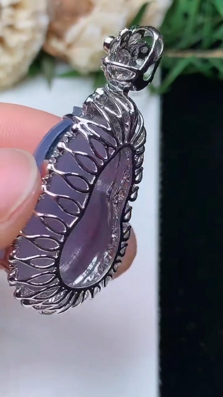 天然A货翡翠k金紫罗兰 飘花葫芦吊坠，尺寸39.6-20.6-12.6，裸石24.7-16.7，重量:9.42g
4月27日