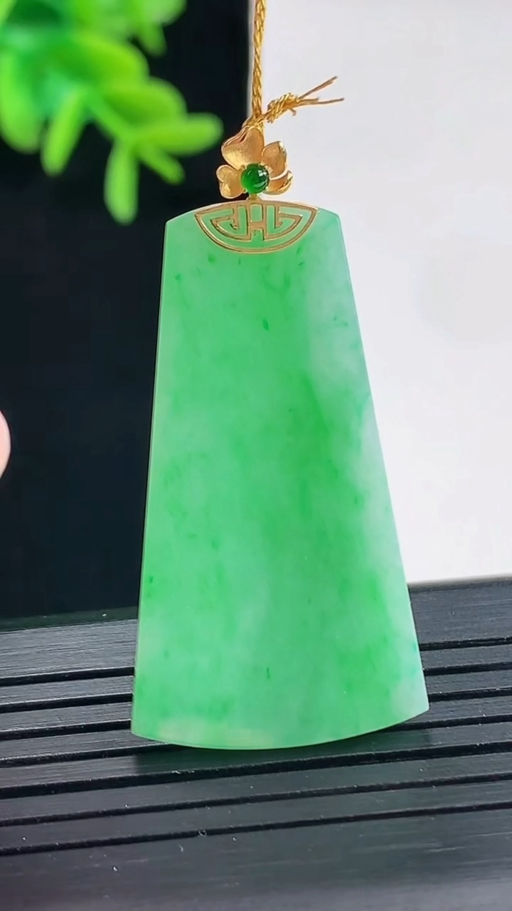 天然A货翡翠无事牌吊坠，尺寸38-20.6-2.2重量:5.28g
4月27日