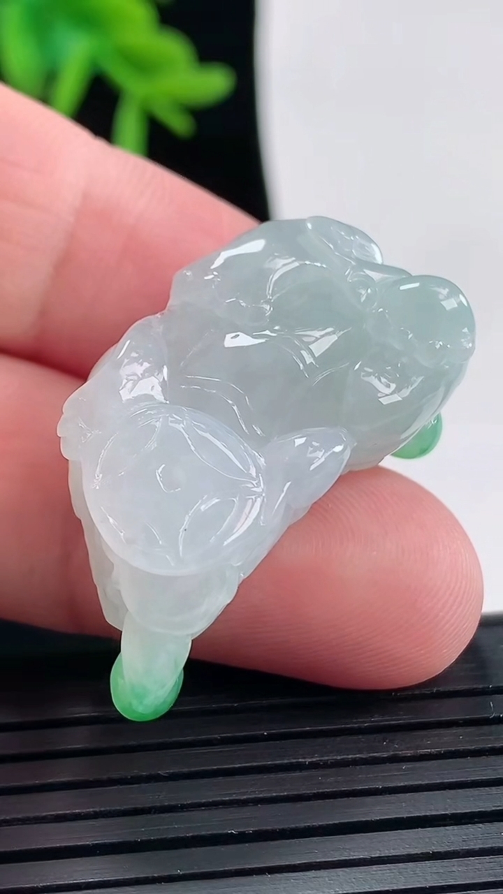 天然A货翡翠貔貅吊坠，尺寸33-17-13重量:13.35g
4月27日