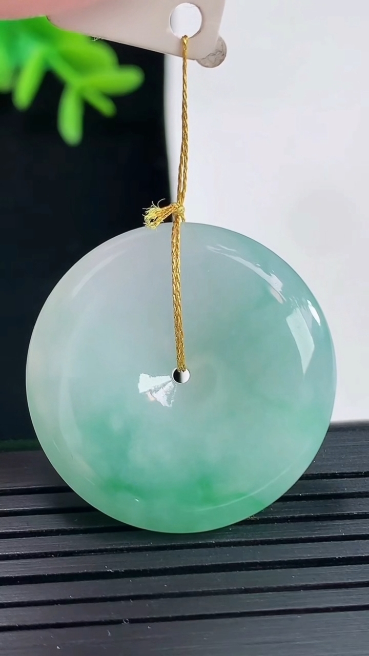 天然A货翡翠平安扣吊坠，尺寸30-6.2重量:11.60g
4月27日