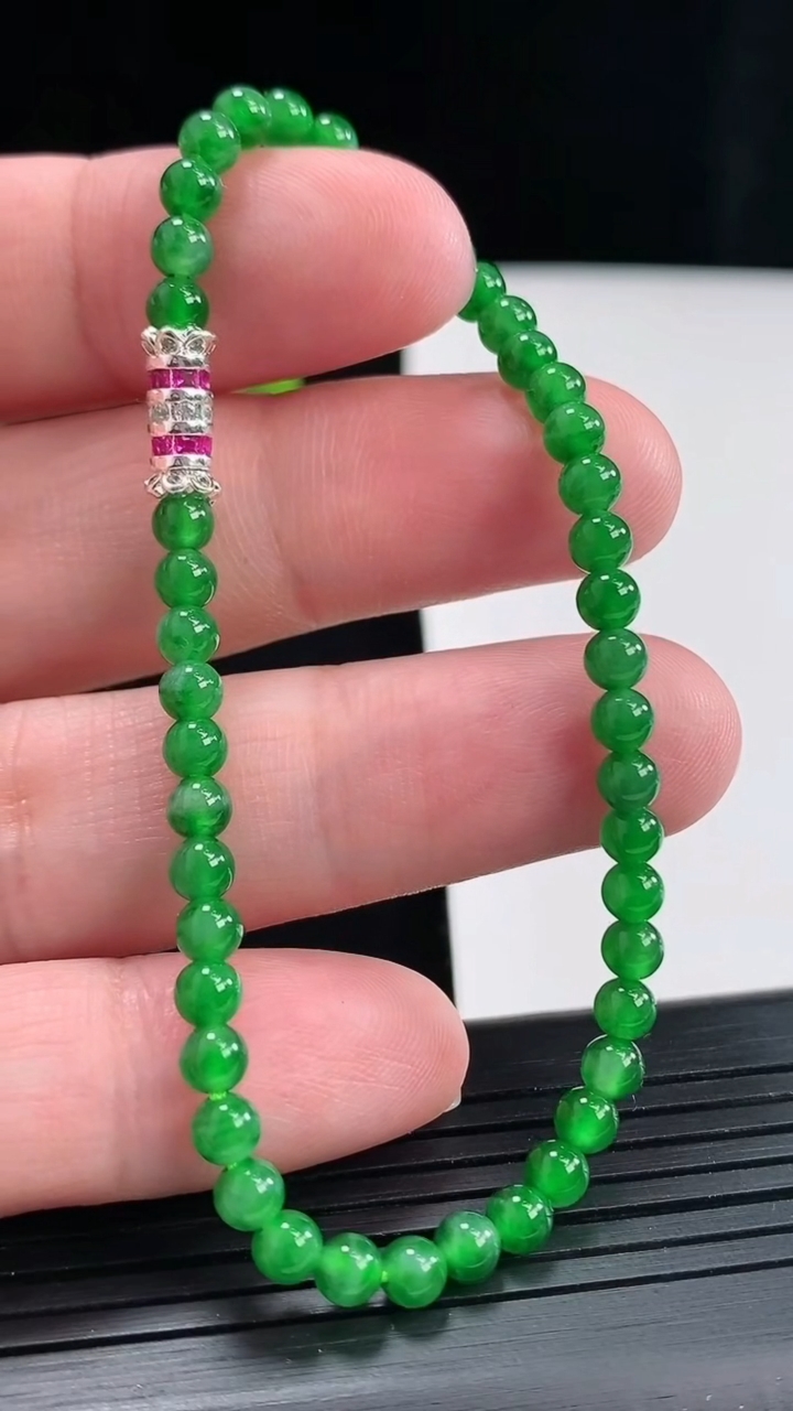 天然A货翡翠圆珠手串，尺寸4-45颗星星重量:5.38g4月27日
工厂直销收藏佳品,种好水足，色泽均匀，有种有色，上手高大气！