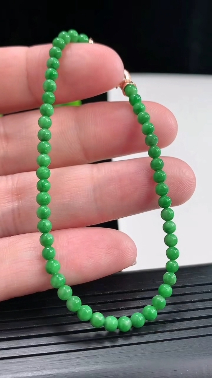 天然A货翡翠圆珠手串，尺寸3.5-50颗重量:4.40g4月27日
工厂直销收藏佳品,种好水足，色泽均匀，有种有色，上手高大气！