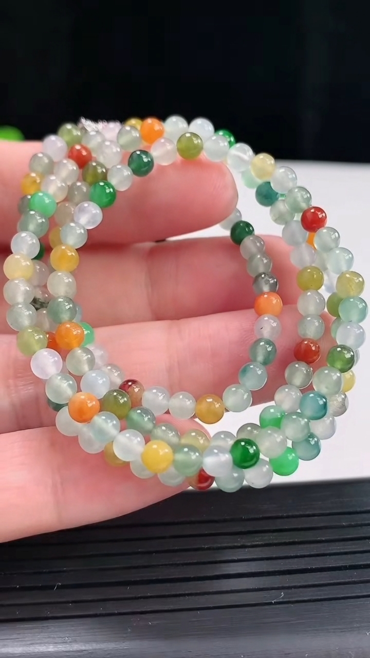天然A货翡翠三彩圆珠项链，尺寸4-146颗重量:18.09g4月27日
工厂直销收藏佳品,种好水足，色泽均匀，有种有色，上手高大气！