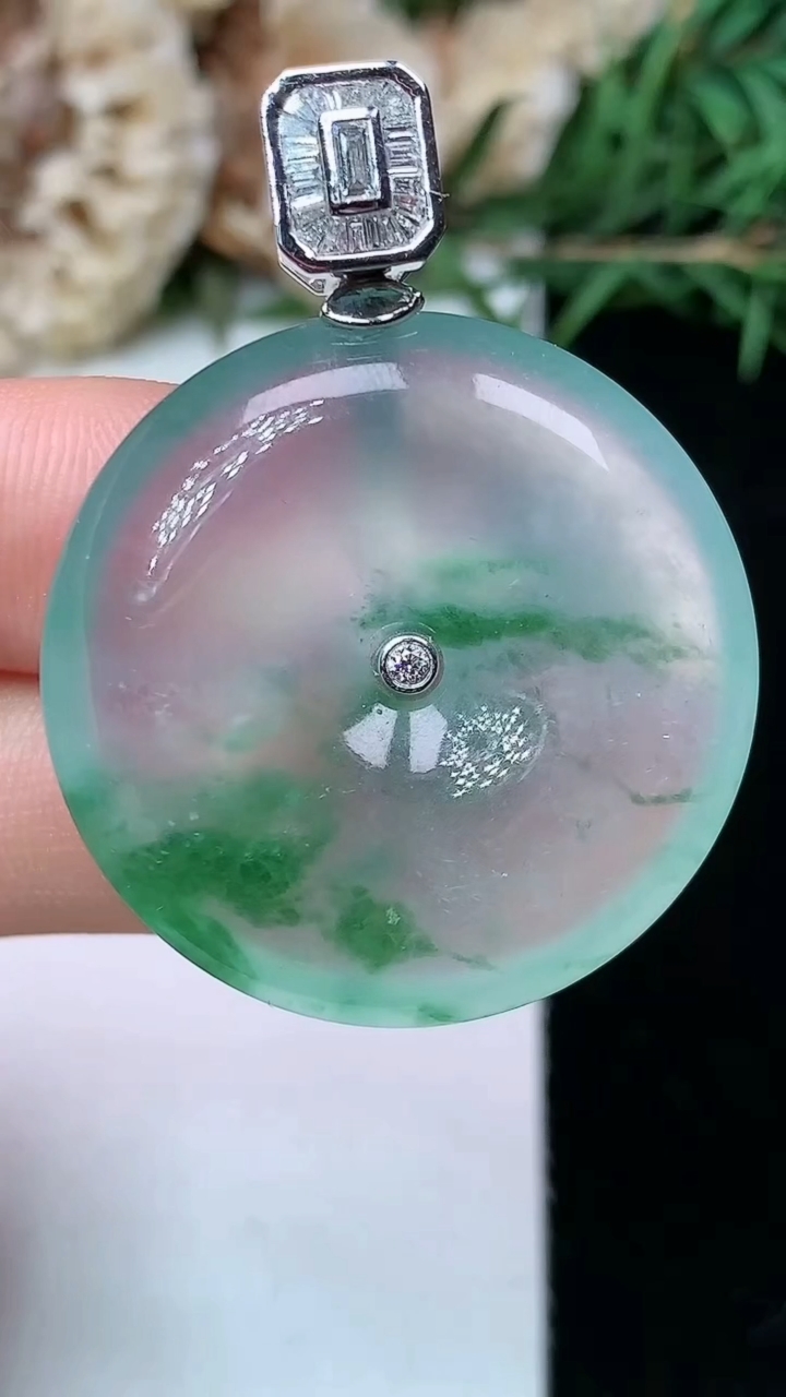 天然A货翡翠飘花平安扣吊坠，尺寸29.8-6.7，重量:13.27g
4月27日