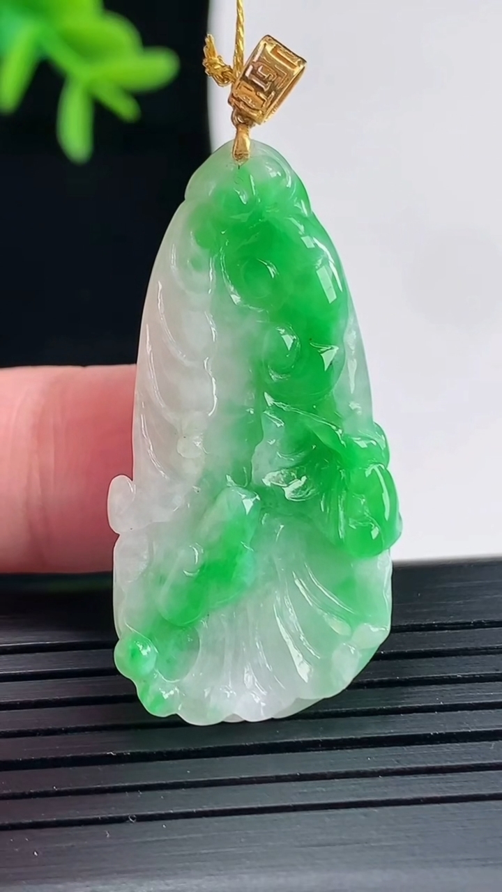 天然A货翡翠白菜吊坠，尺寸38-19-3.8重量:6.40g
4月27日