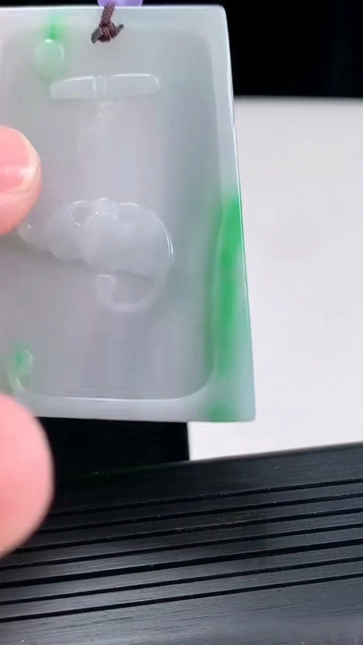 天然A货翡翠喜上眉梢吊坠，尺寸55-39-7.5重量:36.37g
4月27日