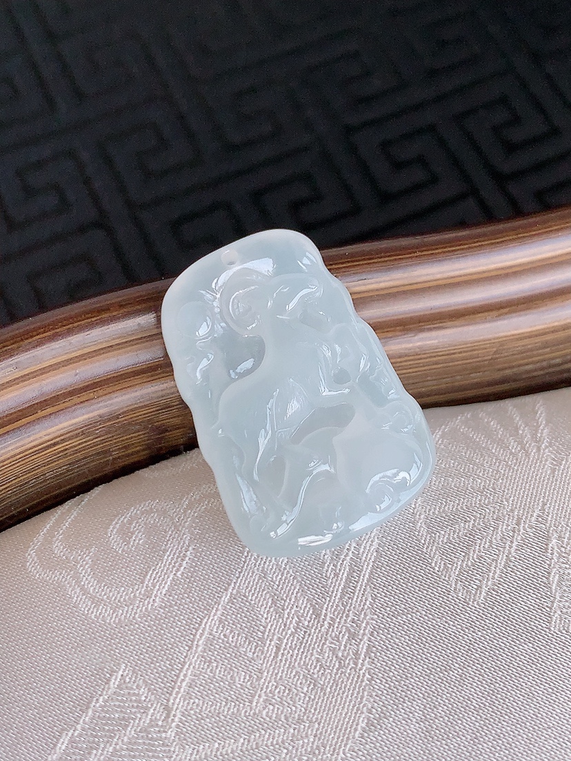 天然A货翡翠白冰白月光生肖羊吊坠 
尺寸25-17-5mm 重量5.00g 0426