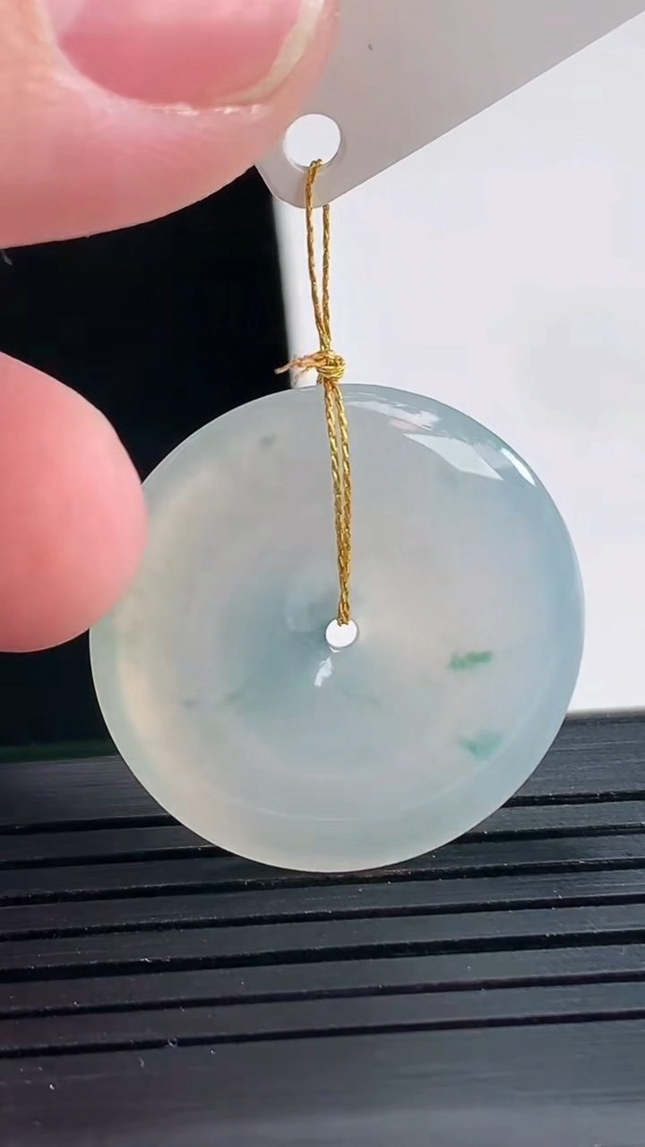 天然A货翡翠冰种飘花平安扣吊坠，尺寸26.6-4.5重量:6.50g
4月27日