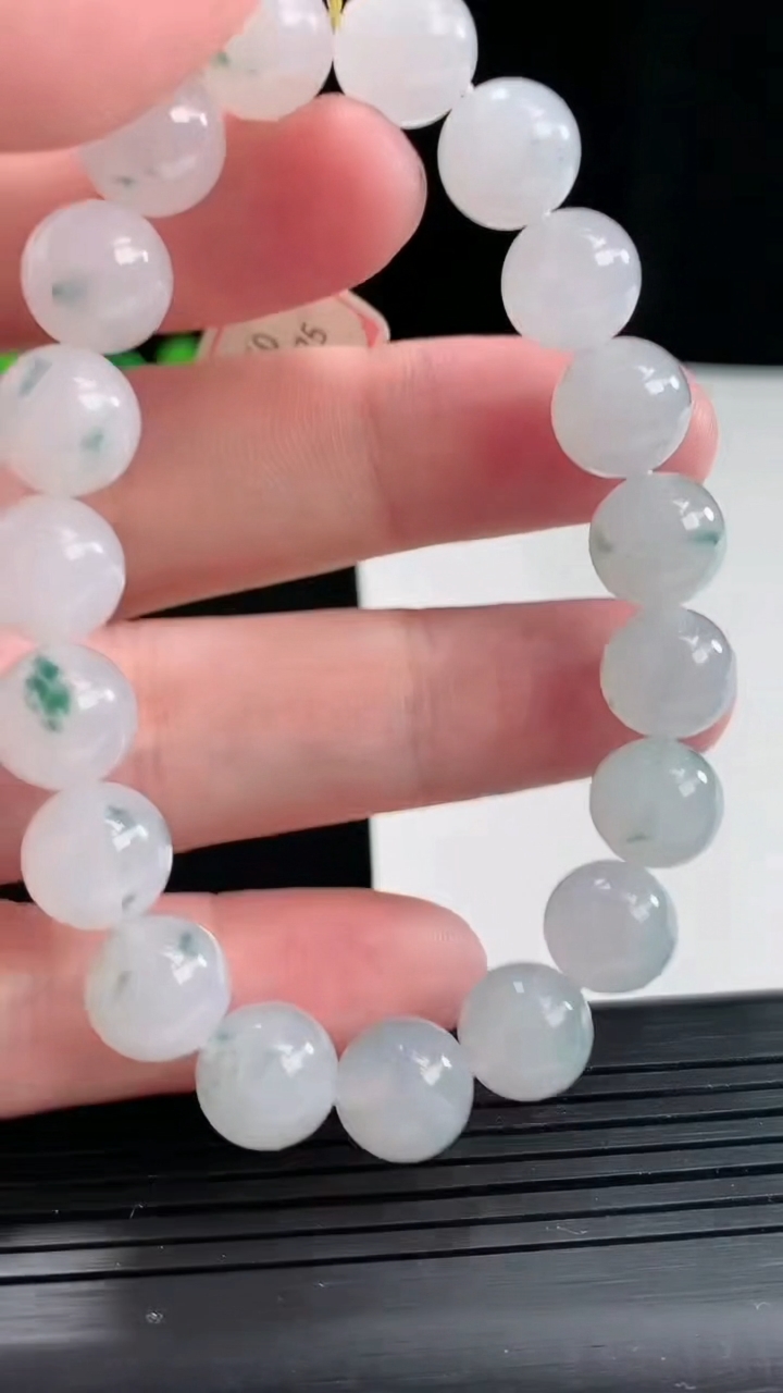 天然A货翡翠飘花圆珠手串，尺寸10-19颗重量:32.87g4月27日
工厂直销收藏佳品,种好水足，色泽均匀，有种有色，上手高大气！