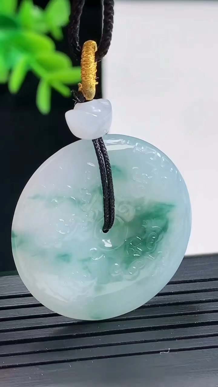 天然A货翡翠种仿古平安扣吊坠，尺寸31-5.5重量:11.23g
4月27日