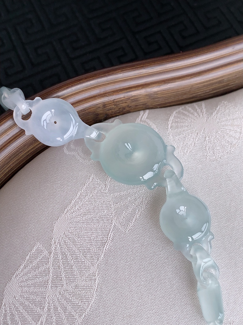 天然A货翡翠白冰白月光平安扣手链 
尺寸18.5-5.8mm 重量12.56g 0426