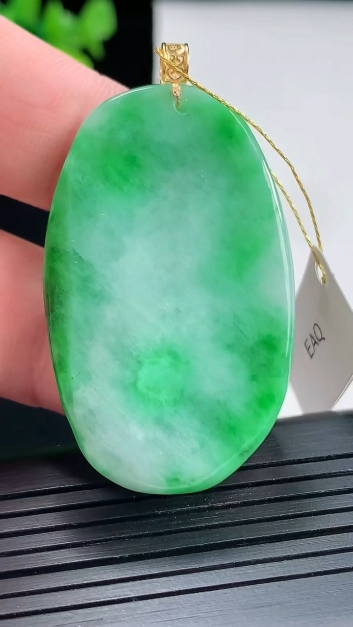 天然A货翡翠喜上眉梢吊坠，尺寸43-27-7重量:14.94g
4月27日