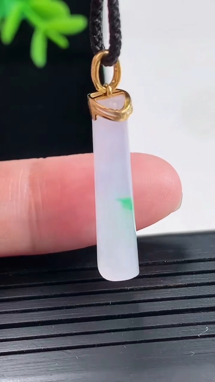 天然A货翡翠无事牌吊坠，尺寸27.4-11-5.2重量:3.24g
4月27日