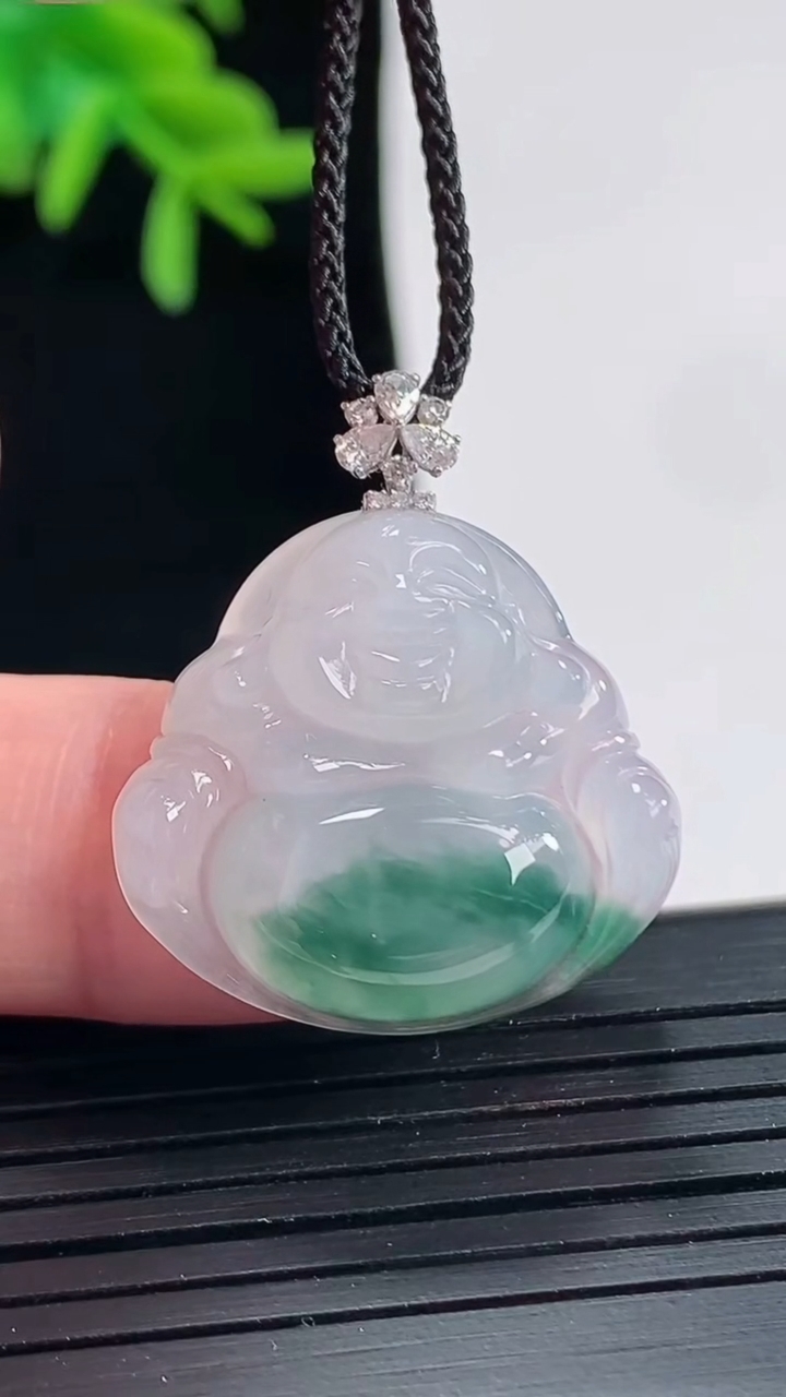 天然A货翡翠种飘花佛公吊坠，尺寸21.6-23.6-5.5重量:4.45g
4月27日