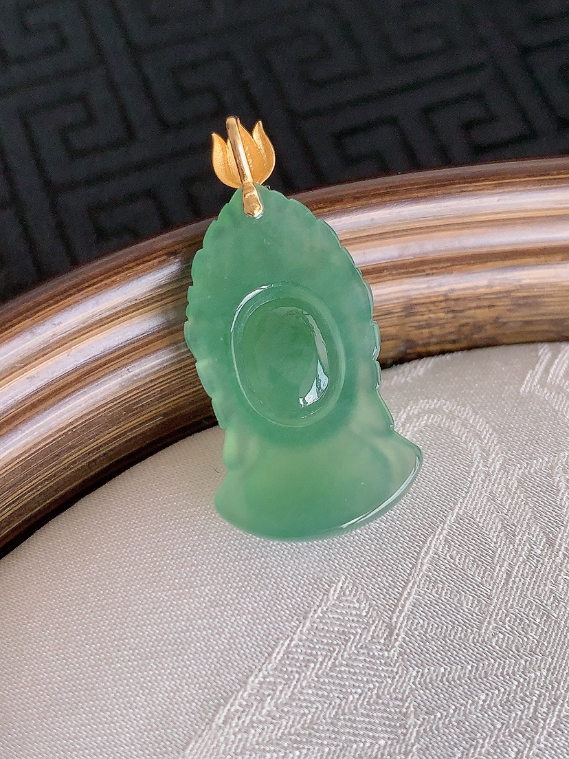 天然A货翡翠18K金扣头晴底观音头吊坠 
尺寸30.8-24.8-14-5mm 重量3.00g 04