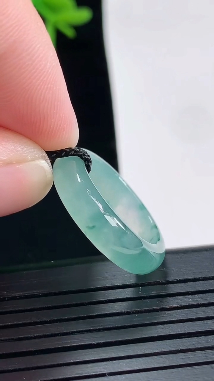 天然A货翡翠冰种飘花玉指环 戒指，尺寸17-5.2-3重量:3.24g2026年4月27日
工厂直销收藏佳品,种好水足，色泽均匀，有种有色，上手高大气！
