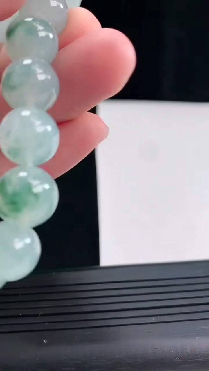 天然A货翡翠种飘花圆珠手串，尺寸12-17颗重量:50.47g4月27日
工厂直销收藏佳品,种好水足，色泽均匀，有种有色，上手高大气！