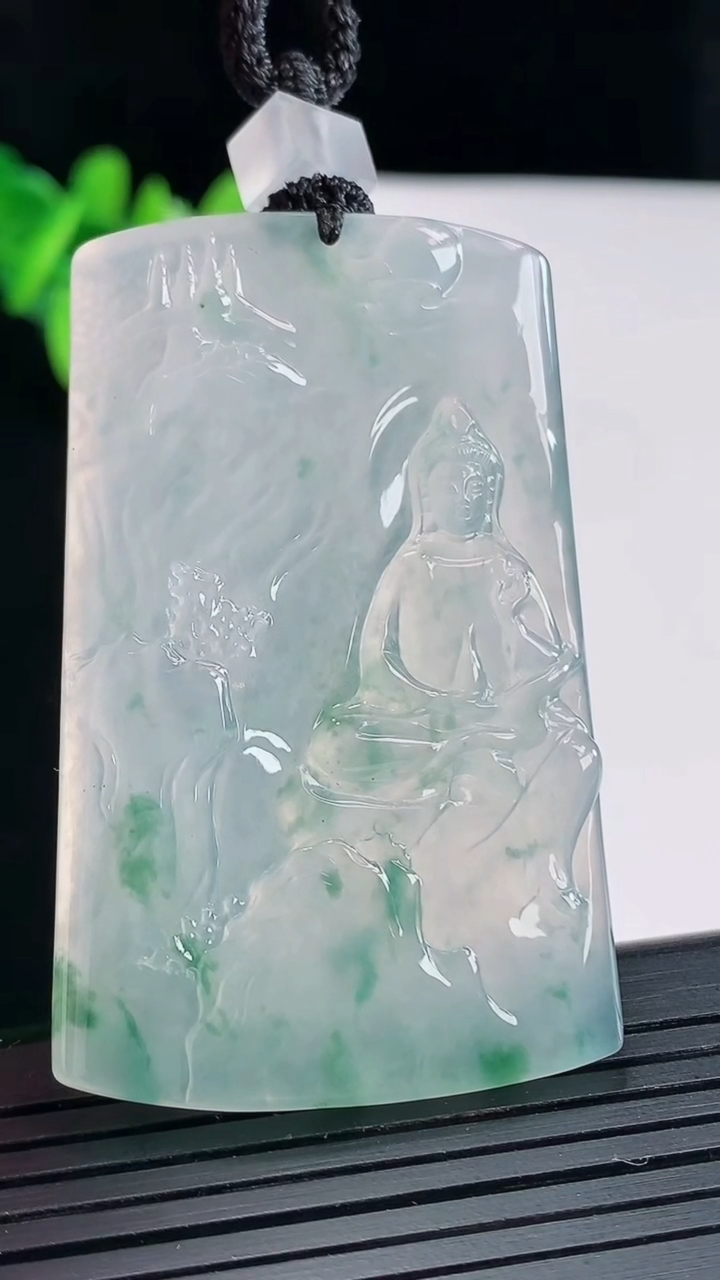 天然A货翡翠种飘花观音菩萨吊坠，尺寸56-35-4.5重量:24.51g
4月27日