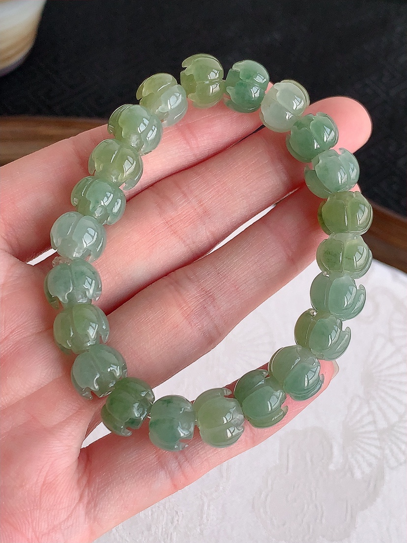 天然A货翡翠飘黄翡莲蓬手串22颗 
尺寸10-7.7mm 重量30.44g 0426