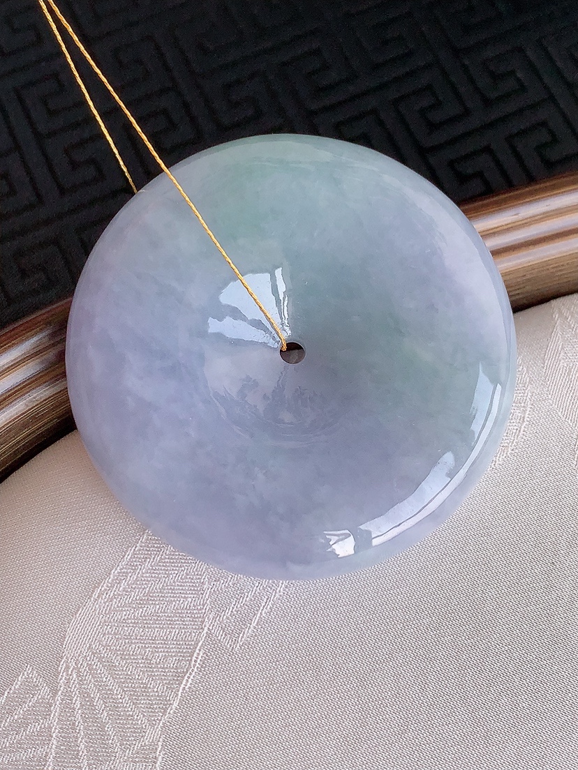 天然A货翡翠紫罗兰大件厚装平安扣吊坠 
尺寸52-12mm 重量72.66g 0426