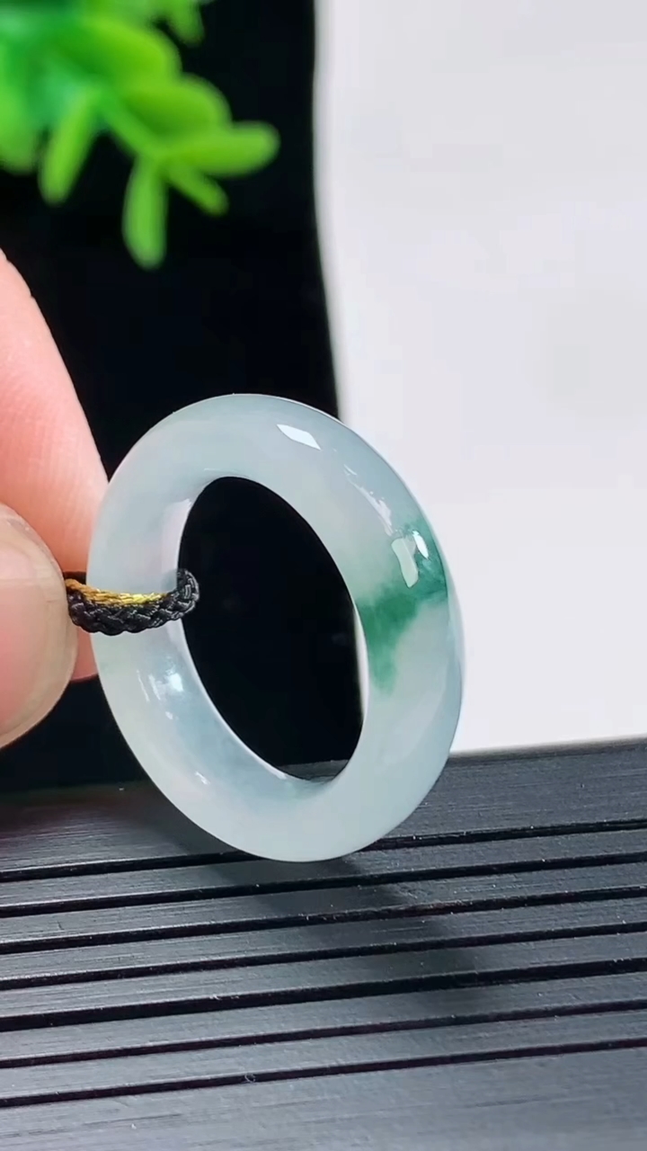 天然A货翡翠飘花玉指环 戒指，尺寸17.5-5.6-4重量:4.37g2026年4月27日
工厂直销