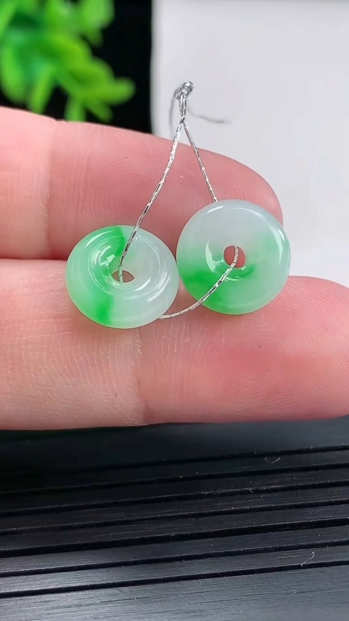 天然A货翡翠平安扣吊坠一对，尺寸12-3.8重量:2.33g
4月27日