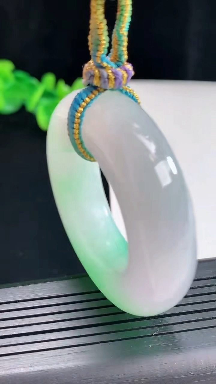 天然A货翡翠平安环吊坠，尺寸54-12.3重量:61.30g
4月27日