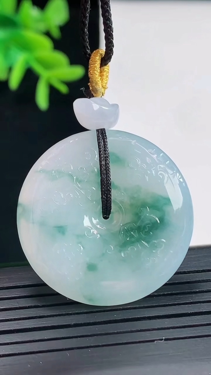 天然A货翡翠种仿古平安扣吊坠，尺寸31-5.5重量:11.23g
4月27日