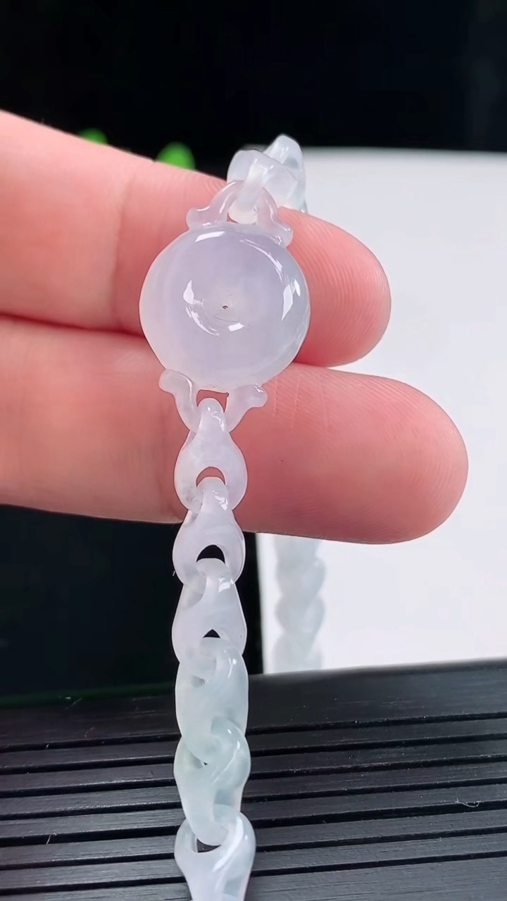 天然A货翡翠种白冰平安扣手串，尺寸14-6.2重量:14.65g4月27日
工厂直销收藏佳品,种好水足，色泽均匀，有种有色，上手高大气！
