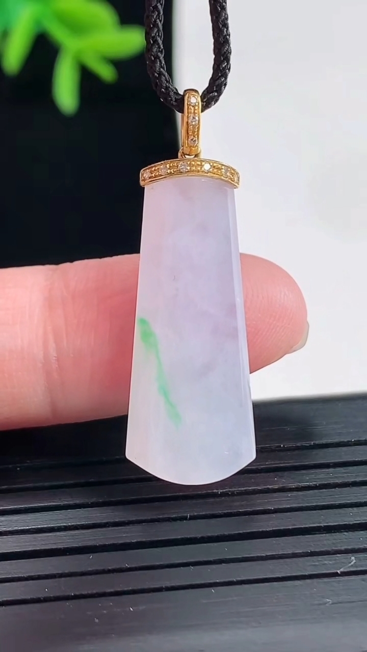 天然A货翡翠无事牌吊坠，尺寸27.4-11-5.2重量:3.24g
4月27日