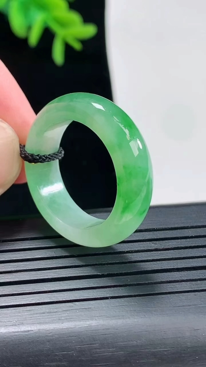 天然A货翡翠玉指环 戒指，尺寸19.6-7-4.2重量:6.37g2026年4月27日
工厂直销收藏