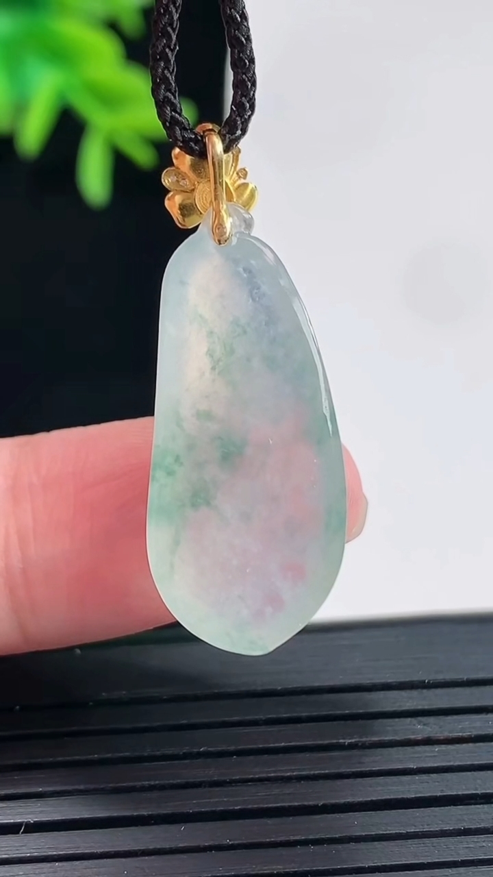 天然A货翡翠种飘花福瓜吊坠，尺寸25-12.6-5.6重量:3.83g
4月27日