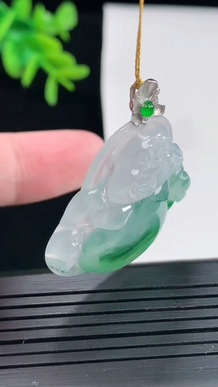 天然A货翡翠种飘花佛公吊坠，尺寸31.5-35.5-6.3重量:11.00g
4月27日