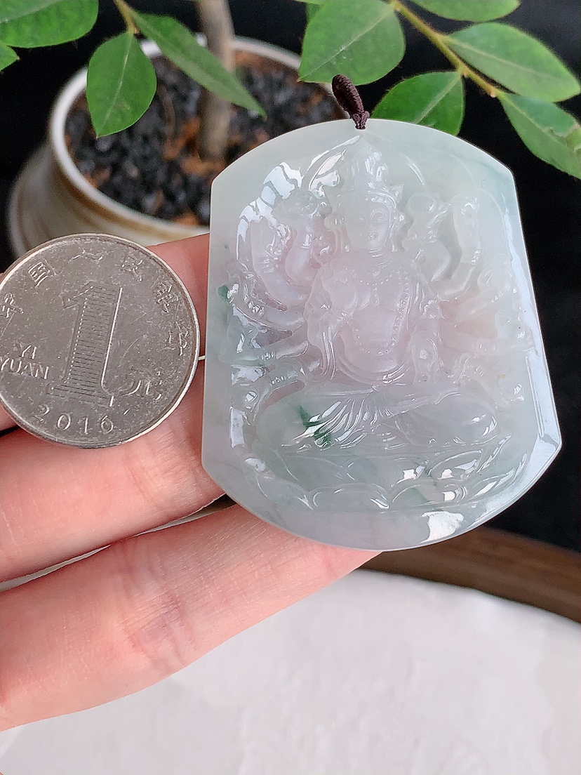 天然A货翡翠飘花一刀切千手观音吊坠 
尺寸51.5-41-6.2mm 重量27.86g 0426