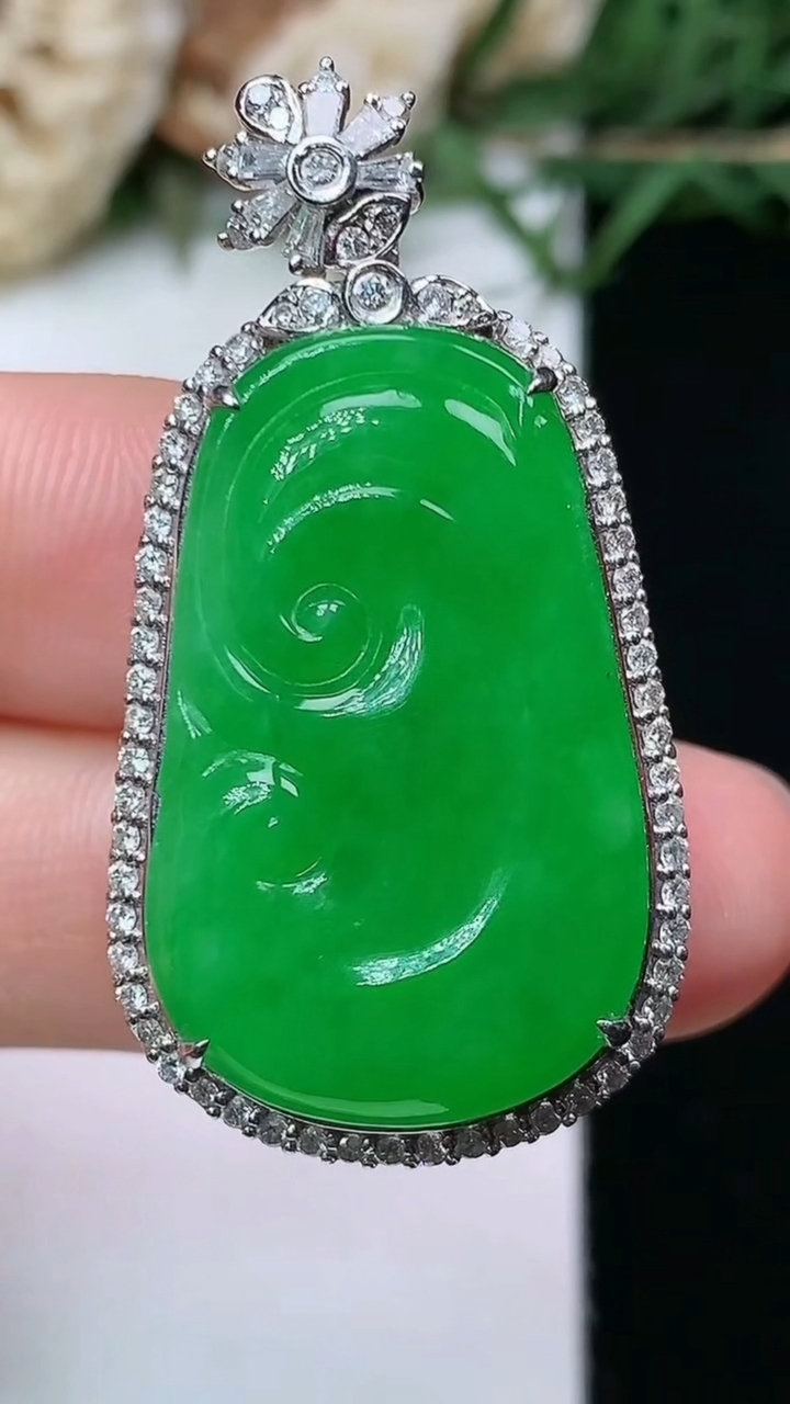 天然A货翡翠如意吊坠，尺寸37.3-19.7-9.8，裸石26.3-16.5，重量:10.17g
4